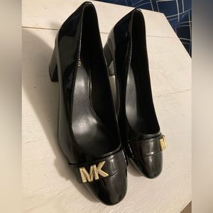 Michael Michael kors Jilly flex pumps 8 black patent leather like new block heel
